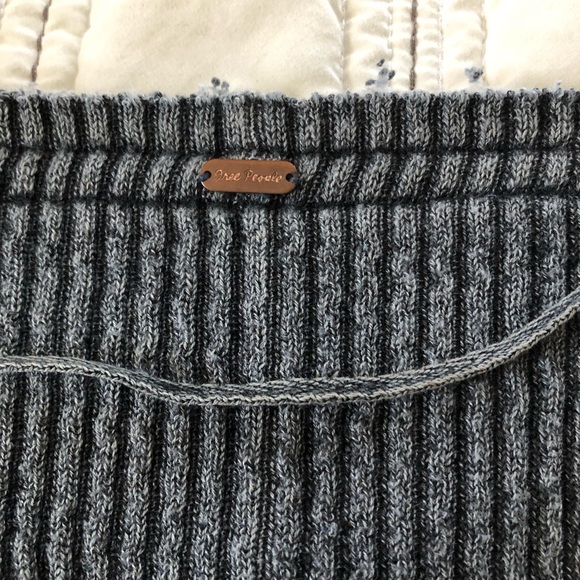 Free people oversized gray v-neck top - Picture 2 of 6